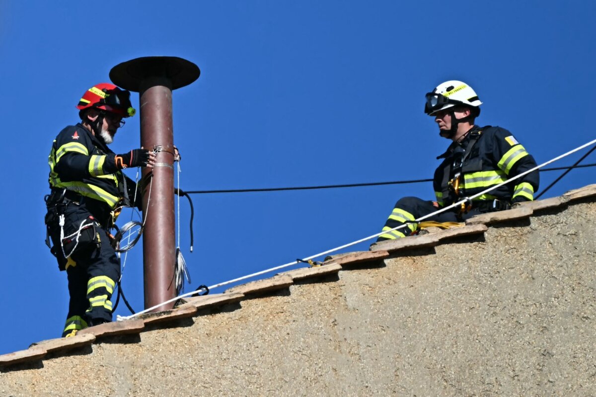 El Vaticano instaló la chimenea para el cónclave. Le contamos cómo funciona Este lunes, en el techo de la Capilla Sixtina del Vaticano, los bomberos instalaron la chimenea que será usada durante el cónclave, donde se elegirá al nuevo papa. Le contamos cómo funciona.