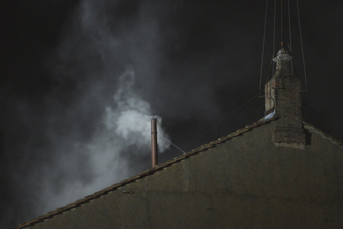 El Vaticano instaló la chimenea para el cónclave. Le contamos cómo funciona Este lunes, en el techo de la Capilla Sixtina del Vaticano, los bomberos instalaron la chimenea que será usada durante el cónclave, donde se elegirá al nuevo papa. Le contamos cómo funciona.