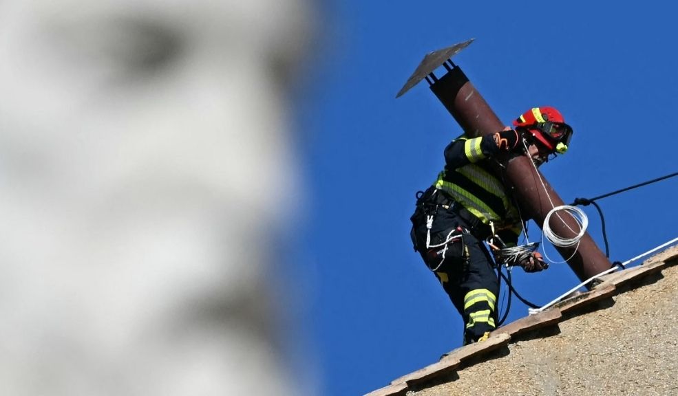 El Vaticano instaló la chimenea para el cónclave. Le contamos cómo funciona 9 El Vaticano instaló la chimenea para el cónclave. Le contamos cómo funciona Este lunes, en el techo de la Capilla Sixtina del Vaticano, los bomberos instalaron la chimenea que será usada durante el cónclave, donde se elegirá al nuevo papa. Le contamos cómo funciona.