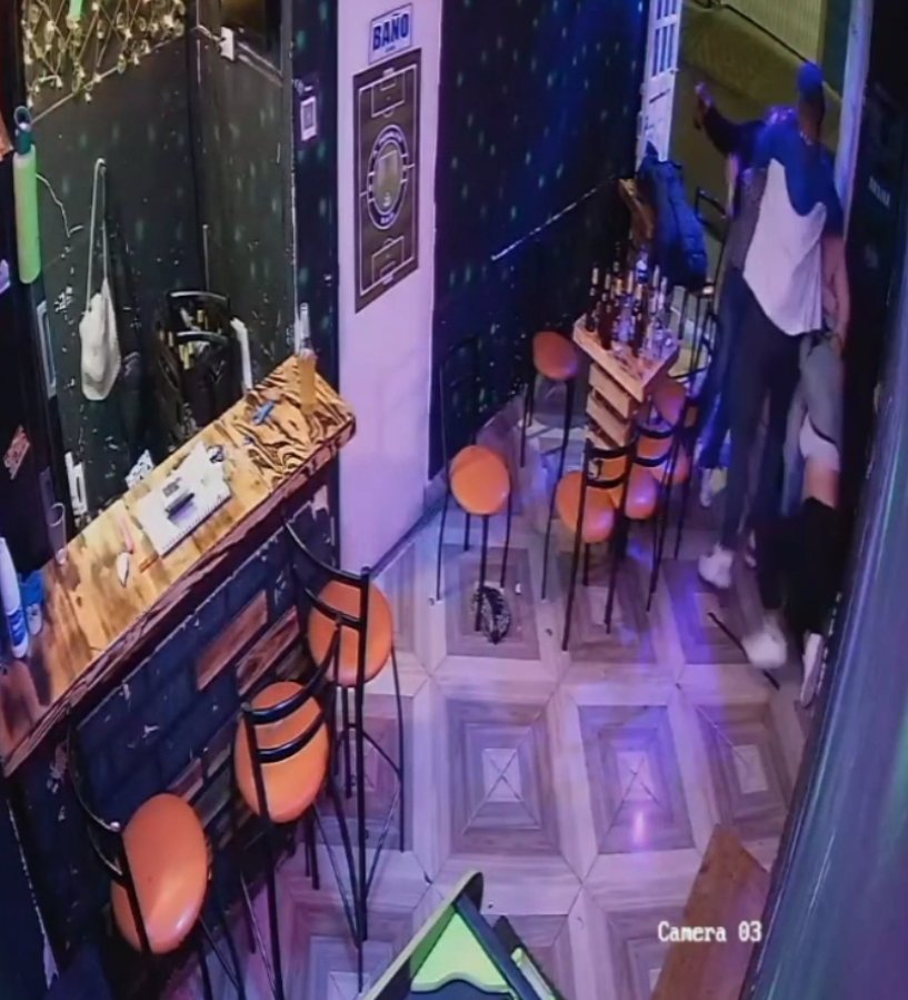 En Bosa: Le rompieron la cabeza por no poner una canción 2 En Bosa: Le rompieron la cabeza por no poner una canción Q’HUBO habló con Michel, quien relató el aterrador episodio cuando una clienta, le causó varias heridas en la cabeza porque no le pusieron la canción que había pedido.