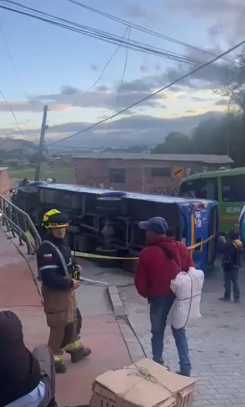 En Ciudad Bolívar se volcó un bus del Sitp y dejó 12 personas heridas 2 En Ciudad Bolívar se volcó un bus del Sitp y dejó 12 personas heridas De acuerdo con los primeros reportes, el conductor del bus perdió el control del vehículo, que terminó recostado lateralmente sobre el asfalto, tras el fuerte impacto contra un objeto fijo.