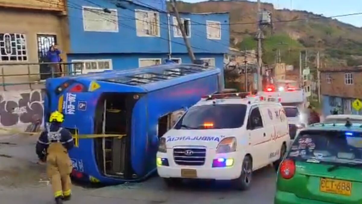 En Ciudad Bolívar se volcó un bus del Sitp y dejó 12 personas heridas 1 En Ciudad Bolívar se volcó un bus del Sitp y dejó 12 personas heridas