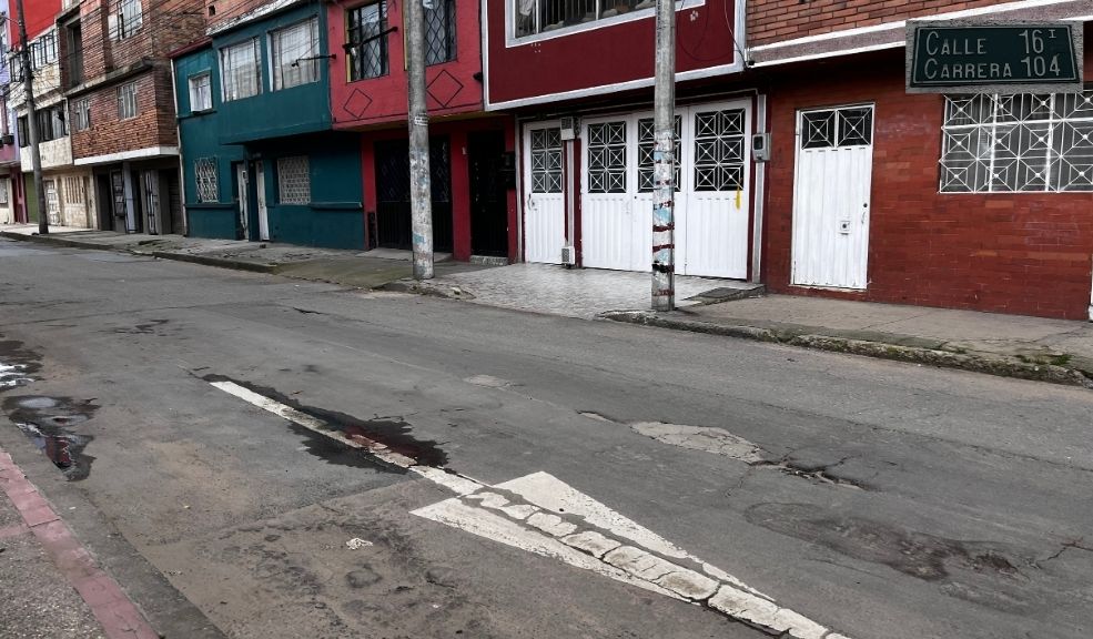 En Fontibón: asesinan a un hombre mientras arreglaba su carro 2 En Fontibón: asesinan a un hombre mientras arreglaba su carro Un sujeto, que presuntamente se desplazaba en una moto, ubicó a Ronald y sin mediar palabra desenfundó un arma de fuego, disparándole en repetidas ocasiones.