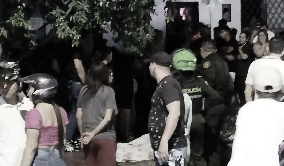 En Girardot: le quitaron la vida a Nicolás González cuando llegaba a su casa La víctima fue identificada como Nicolás González Gómez, de aproximadamente 25 años, quien debido a la gravedad de las lesiones falleció sobre el asfalto.