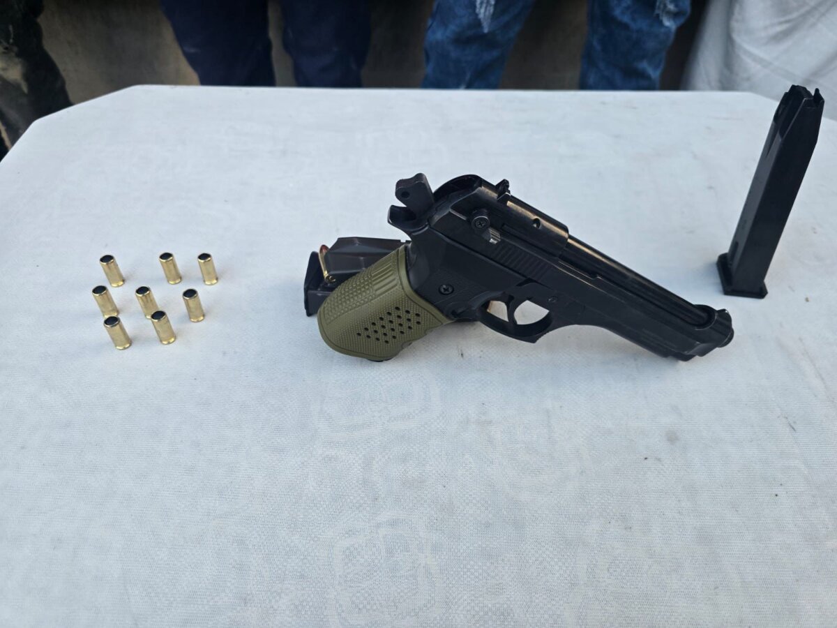 En Kennedy agarraron a 4 personas por presunto robo de un carro 2 En Kennedy agarraron a 4 personas por presunto robo de un carro Gracias a esta rápida reacción, los presuntos responsables fueron interceptados, mientras huían en el vehículo hurtado. Durante la requisa, la Policía les incautó un arma de fuego.