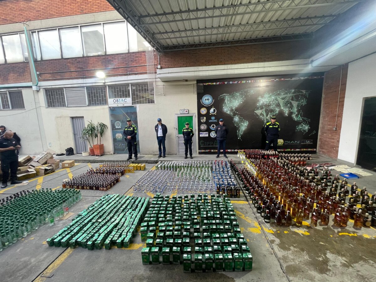 En Los Mártires incautaron más de 5.000 botellas de licor adulterado Las autoridades encontraron más de 5.000 botellas de licor adulterado en inmuebles donde funcionan pensiones y un local comercial de productos de limpieza.