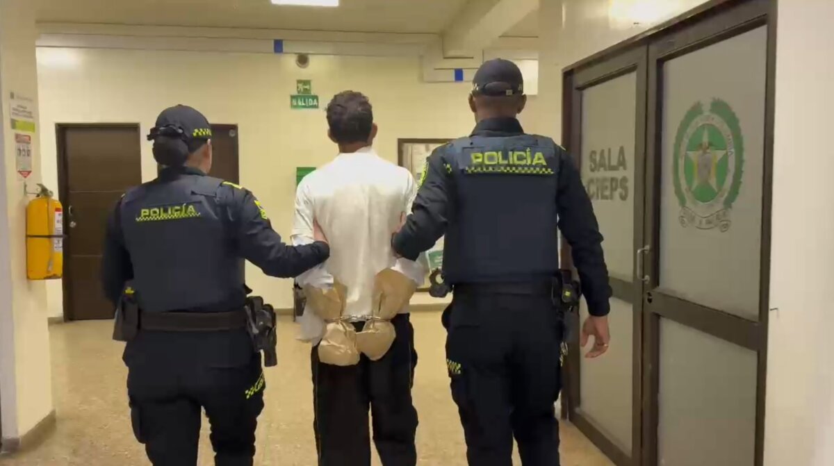En el Río Bogotá capturaron a presunto homicida de un hombre en Fontibón Según testigos, la víctima se dirigía hacia un local comercial cuando fue abordada por un sujeto que, sin mediar palabra, le propinó dos disparos.