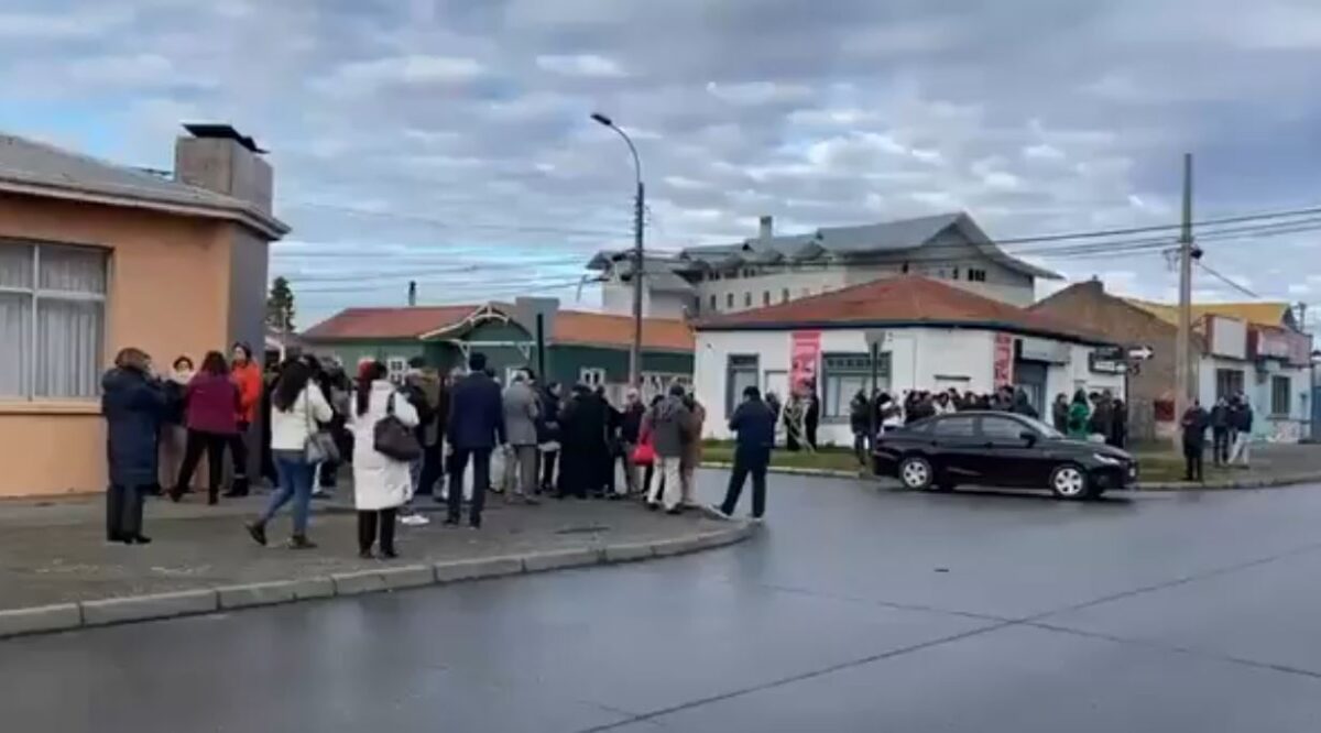 Evacúan personas por alerta de tsunami en Chile por sismo de 7,4 grados 3 Evacúan personas por alerta de tsunami en Chile por sismo de 7,4 grados Las autoridades chilenas advirtieron de una alerta de tsunami por un sismo de 7,4 grados en el mar cerca a Magallanes.