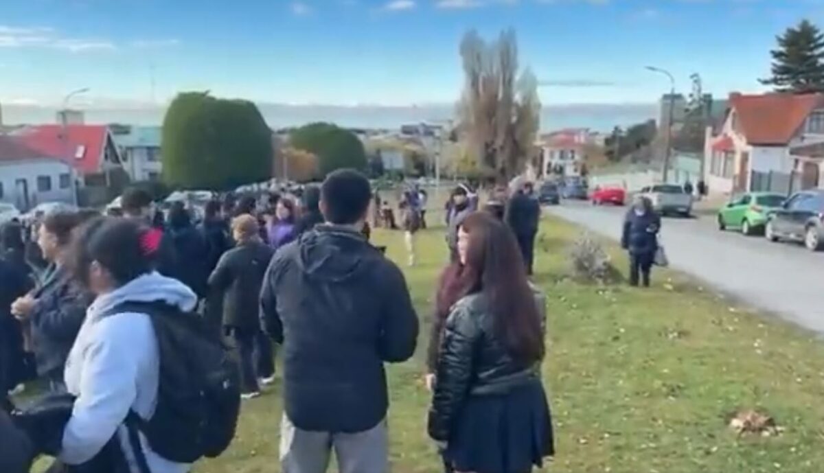 Evacúan personas por alerta de tsunami en Chile por sismo de 7,4 grados 2 Evacúan personas por alerta de tsunami en Chile por sismo de 7,4 grados Las autoridades chilenas advirtieron de una alerta de tsunami por un sismo de 7,4 grados en el mar cerca a Magallanes.