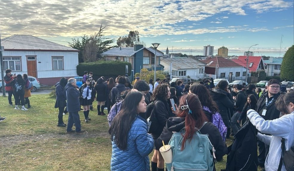 Evacúan personas por alerta de tsunami en Chile por sismo de 7,4 grados 4 Evacúan personas por alerta de tsunami en Chile por sismo de 7,4 grados Las autoridades chilenas advirtieron de una alerta de tsunami por un sismo de 7,4 grados en el mar cerca a Magallanes.