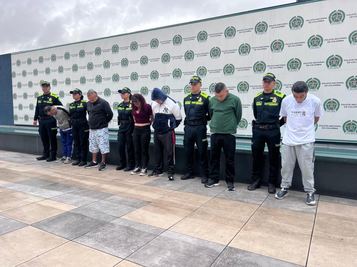 ¡Qué linda familia! En Usme vendía droga y delinquía: así cayó 2 ¡Qué linda familia! En Usme vendía droga y delinquía: así cayó La banda, conocida como 'Los de la U', estaba integrada por miembros de una misma familia. Seis de ellos fueron capturados; sin embargo, otro de ellos sigue prófugo.