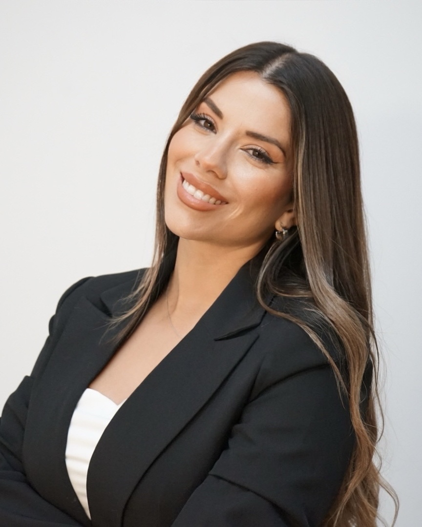 Redes sociales y marketing digital: claves del boom del entretenimiento latino Esta transformación no ha sido casual, sino el resultado de una herramienta clave: el marketing digital. Gracias a las plataformas sociales y digitales, artistas y creadores latinos lograron conectar con audiencias globales sin depender de intermediarios, redefiniendo así las reglas del juego en la industria del entretenimiento.