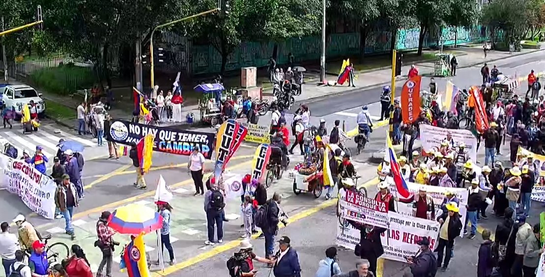 EN VIVO| Se presentan disturbios en inmediaciones de Portal Américas 2 EN VIVO| Se presentan disturbios en inmediaciones de Portal Américas Al cierre de la primera jornada de manifestaciones se registraron disturbios en sectores como Yomasa (Usme) y en las inmediaciones del Portal de las Américas. La Policía hizo presencia a través de la Unidad de Diálogo y Mantenimiento del Orden (Undmo).