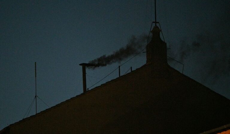 Humo-negro-en-el-Vaticano-El-conclave-aun-no-decide-al-nuevo-Papa