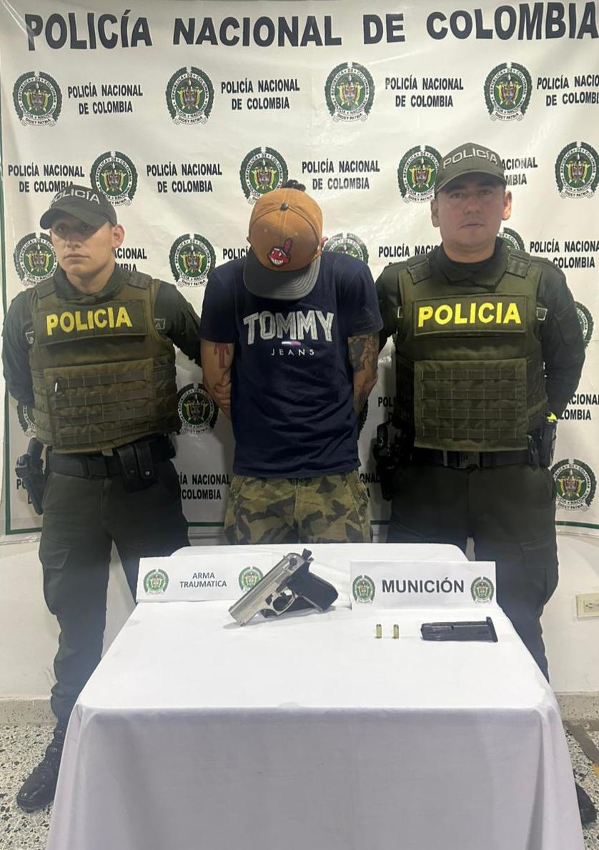En Soacha: con el 'Plan Cazador' se logró la captura de un sujeto armado Un sujeto fue capturado por la Policía de Soacha luego de un registro en el que le encontraron una pistola traumática modificada.