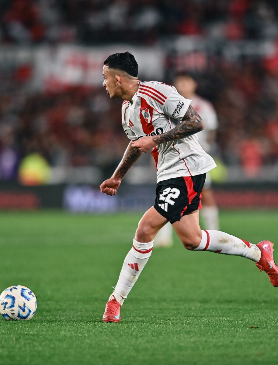 Las razones por las que Kevin Castaño tiene encantados a los hinchas de River Plate 1 Las razones por las que Kevin Castaño tiene encantados a los hinchas de River Plate ¡Qué nota! El volante colombiano Kevin Castaño la está rompiendo en River Plate. Acá te mostramos con números cómo se ve su gran momento.