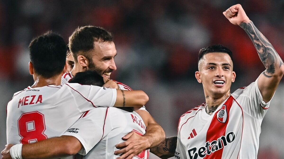 Las razones por las que Kevin Castaño tiene encantados a los hinchas de River Plate 5 Las razones por las que Kevin Castaño tiene encantados a los hinchas de River Plate ¡Qué nota! El volante colombiano Kevin Castaño la está rompiendo en River Plate. Acá te mostramos con números cómo se ve su gran momento.