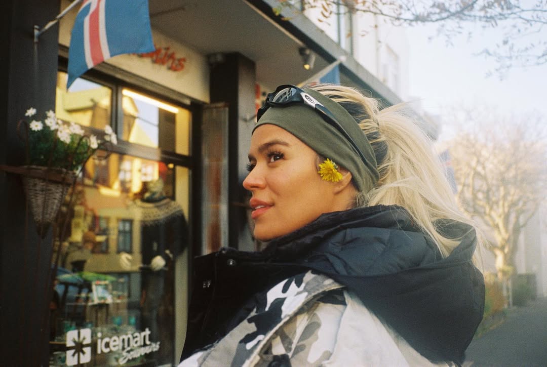 Karol G reveló que fue víctima de acoso sexual cuando tenía 16 años 3 Karol G reveló que fue víctima de acoso sexual cuando tenía 16 años La situación fue devastadora para la joven Karol G, quien no solo vio cómo se ponía en riesgo su carrera, sino que también se sintió acosada.