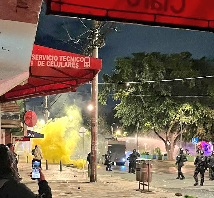 Suba: se presentan disturbios en el CAI de La Gaitana. Muerte de joven sería el motivo Los actos vandálicos se habrían presentado debido a la muerte de una joven durante un procedimiento policial en el sector.