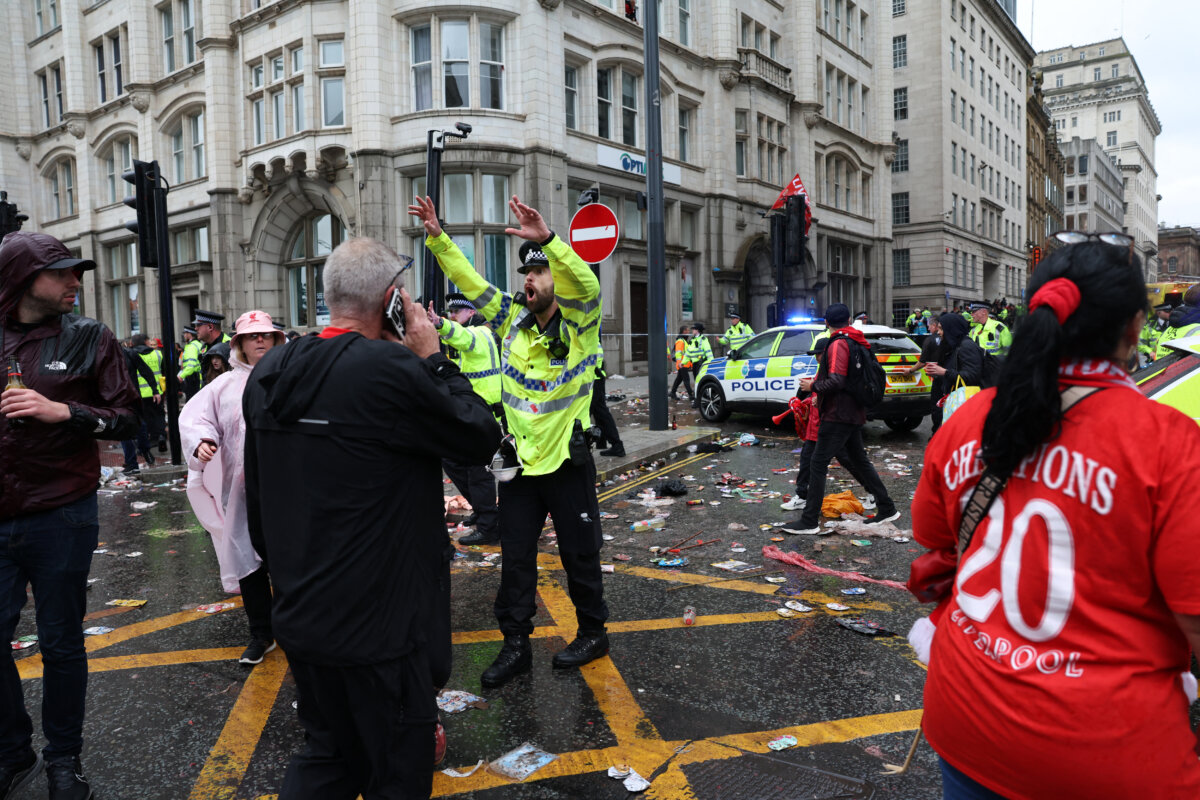 EN VIDEO: Un coche atropelló a varios peatones en Liverpool durante desfile de la victoria del club 3 EN VIDEO: Un coche atropelló a varios peatones en Liverpool durante desfile de la victoria del club La celebración por el título del Liverpool FC en la Liga Premier se vio empañada por un conductor que atropelló a varios peatones que participaban en el evento. Este es el reporte de las autoridades.