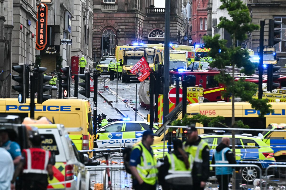 EN VIDEO: Un coche atropelló a varios peatones en Liverpool durante desfile de la victoria del club 2 EN VIDEO: Un coche atropelló a varios peatones en Liverpool durante desfile de la victoria del club La celebración por el título del Liverpool FC en la Liga Premier se vio empañada por un conductor que atropelló a varios peatones que participaban en el evento. Este es el reporte de las autoridades.