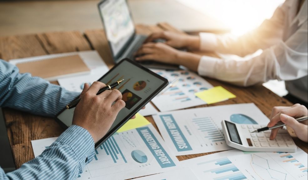 La IA revoluciona la contabilidad: automatizan hasta el 50% de sus procesos 8 La IA revoluciona la contabilidad: automatizan hasta el 50% de sus procesos Estas soluciones incluyen desde la creación de facturas por voz hasta el registro automático de facturas desde imágenes o PDF por WhatsApp, pasando por reportes inteligentes, análisis predictivo y conciliaciones bancarias automatizadas.