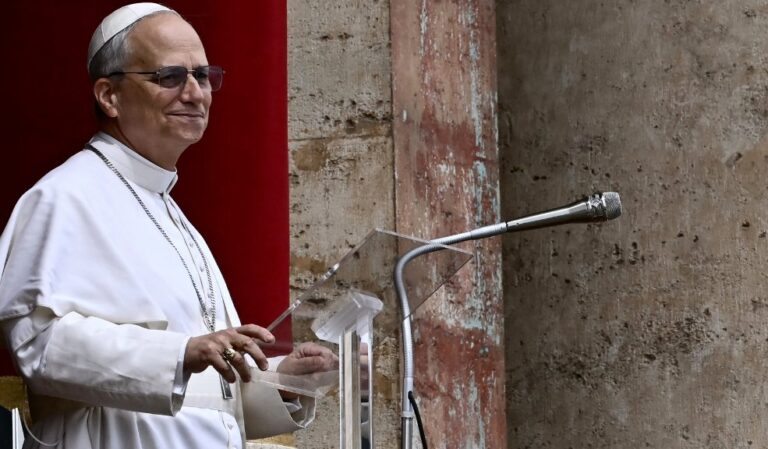 León XIV pide el fin del fuego en Gaza y Ucrania en su primer Regina Caeli