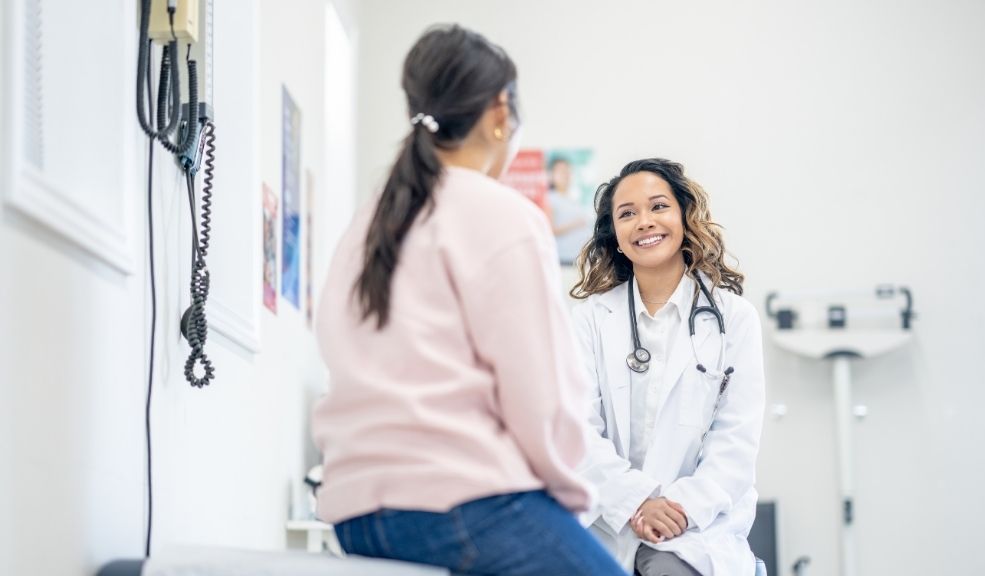 Lo que no cuentan sobre la salud femenina en Colombia El bienestar femenino va más allá del tratamiento de enfermedades: implica fomentar el autocuidado, detectar a tiempo condiciones que afectan la calidad de vida y brindar apoyo para que niñas, adolescentes y mujeres puedan vivir con autonomía y plenitud.