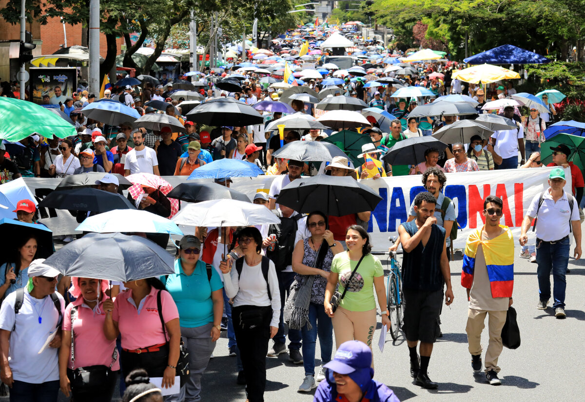 Más bloqueos que marchas en primera jornada del Paro Nacional La jornada de movilizaciones convocada por las centrales obreras del país dejó a miles de personas en Bogotá con grandes dificultades para llegar a sus destinos, debido a los bloqueos que se presentaron en el sistema TransMilenio.