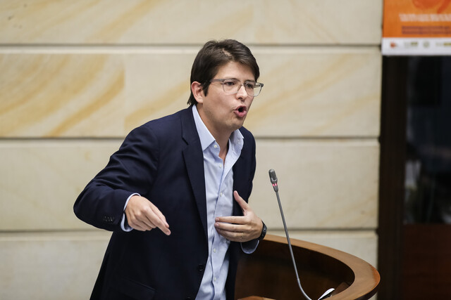 Un país más dividido tras la votación de la consulta: reacciones a la decisión 2 Un país más dividido tras la votación de la consulta: reacciones a la decisión Sectores afines al Gobierno y líderes de los partidos de oposición reaccionaron ante el hundimiento de la consulta popular.