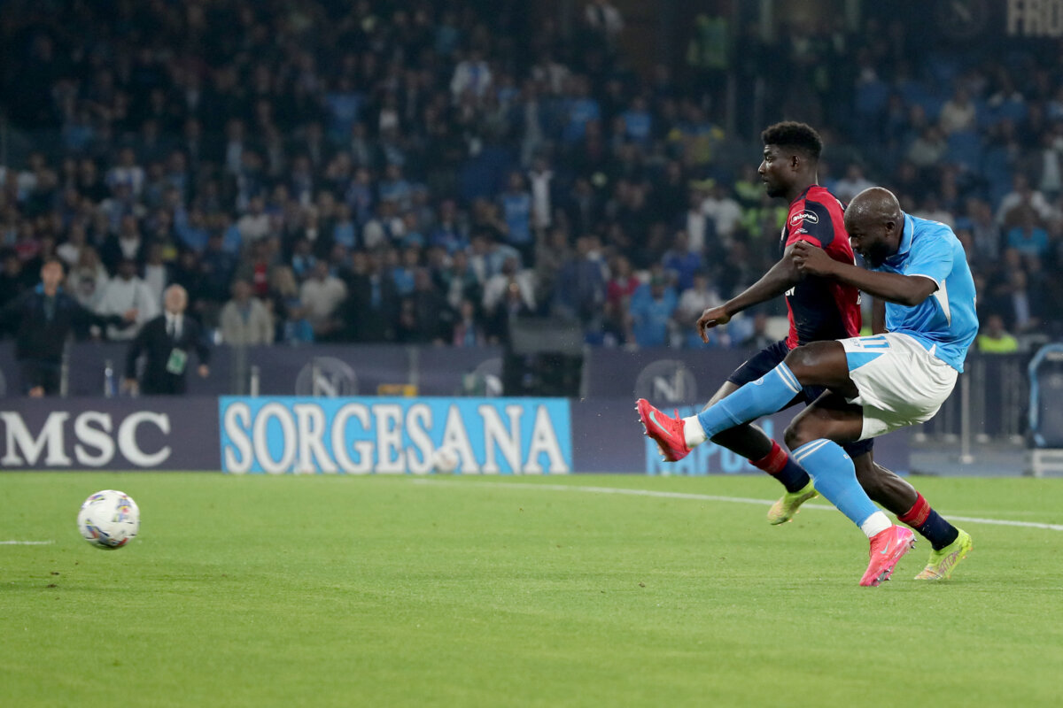 Nápoli conquista su cuarto título en la Serie A de Italia 1 Nápoli conquista su cuarto título en la Serie A de Italia Con goles de Lukaku y McTominay, el Napoli venció 2-0 al Cagliari y se consagró campeón de la Serie A de Italia. Le ganó el título al Inter de Milán, que, pese a su triunfo, terminó segundo.
