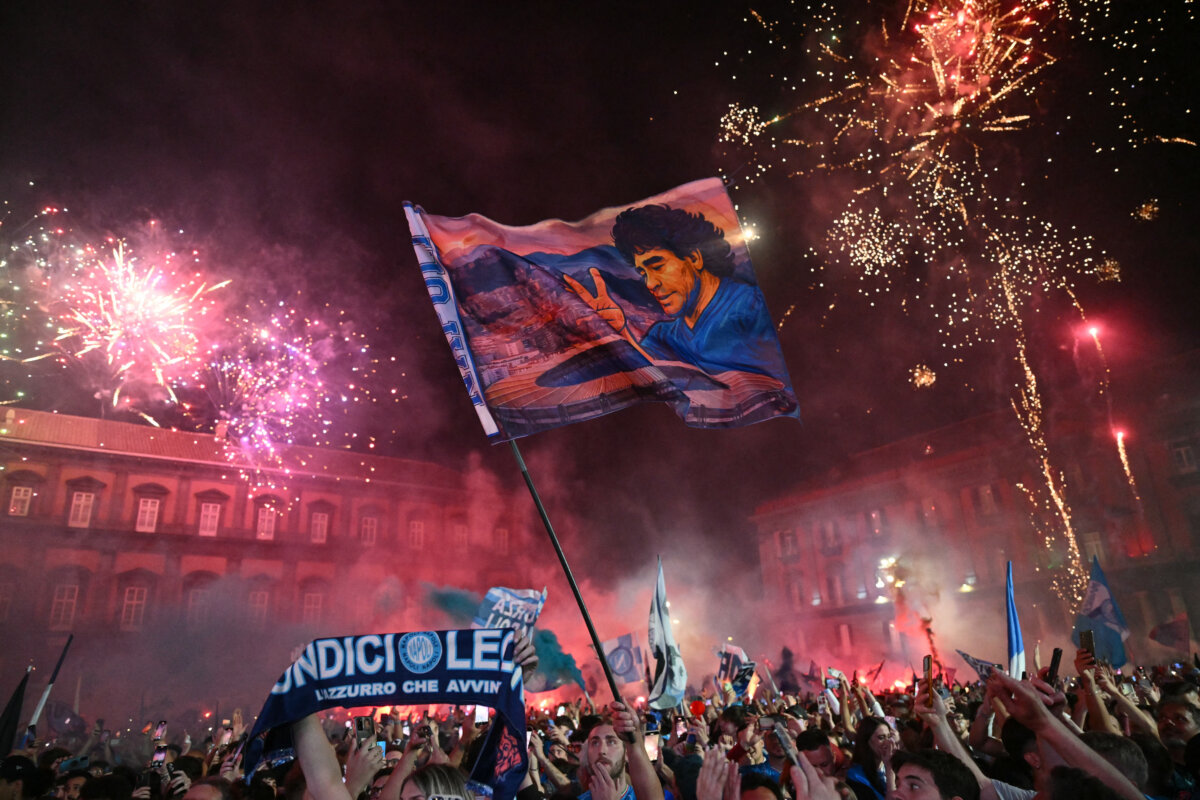 Nápoli conquista su cuarto título en la Serie A de Italia 3 Nápoli conquista su cuarto título en la Serie A de Italia Con goles de Lukaku y McTominay, el Napoli venció 2-0 al Cagliari y se consagró campeón de la Serie A de Italia. Le ganó el título al Inter de Milán, que, pese a su triunfo, terminó segundo.