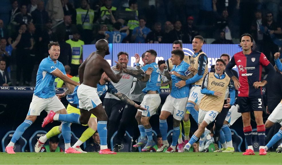 Nápoli conquista su cuarto título en la Serie A de Italia 7 Nápoli conquista su cuarto título en la Serie A de Italia Con goles de Lukaku y McTominay, el Napoli venció 2-0 al Cagliari y se consagró campeón de la Serie A de Italia. Le ganó el título al Inter de Milán, que, pese a su triunfo, terminó segundo.