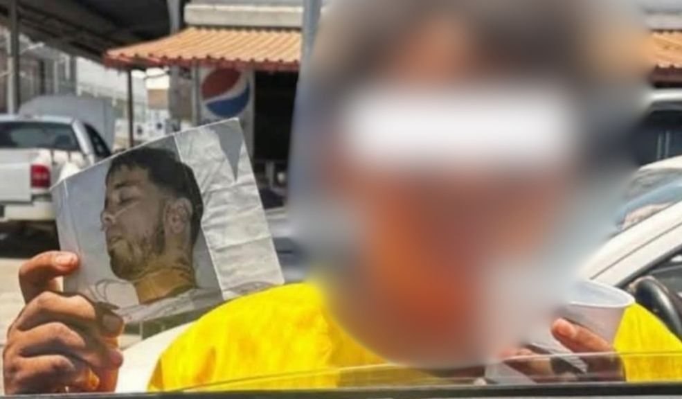 Niño pide dinero con foto de Anuel hospitalizado, dice que es su tío 9 Niño pide dinero con foto de Anuel hospitalizado, dice que es su tío El niño les decía a los conductores que su "tío" estaba muy grave y necesitaba colaboración, pero lo hacía con una foto del cantante Anuel AA.