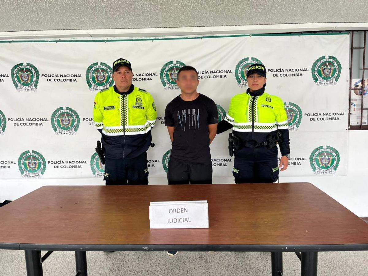 Ocho capturados y once establecimientos cerrados en Barrios Unidos por operativos 2 Ocho capturados y once establecimientos cerrados en Barrios Unidos por operativos Operativo en el Siete de Agosto dejó 8 capturados, 11 establecimientos cerrados y la recuperación de un vehículo robado, como parte del Plan Integral de Seguridad.