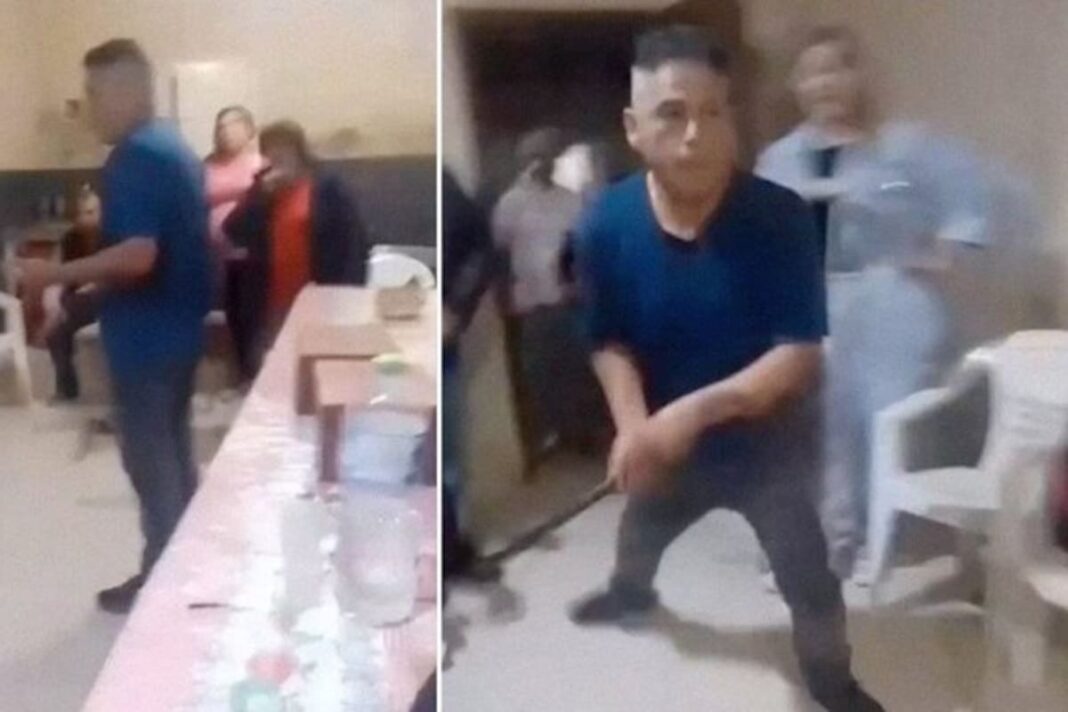 Pastores se enfrentan a golpes en pleno templo, uno usó una barra de hierro Dos pastores evangélicos se agarraron a golpes durante una ceremonia frente a los fieles. El violento cruce incluyó insultos, empujones y hasta un fierro. ¿Qué desató la pelea dentro del templo? Le contamos.