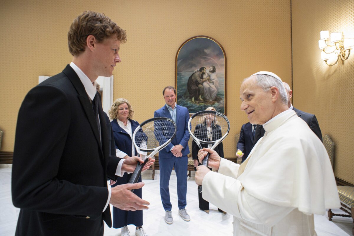 El papa León XIV y su amor por el tenis: recibió en el Vaticano al número 1 de la disciplina El papa León XIV recibió una visita especial en el Vaticano: Jannik Sinner, actual número uno del tenis, deporte del que el sumo pontífice es un gran seguidor. Así fue su encuentro.