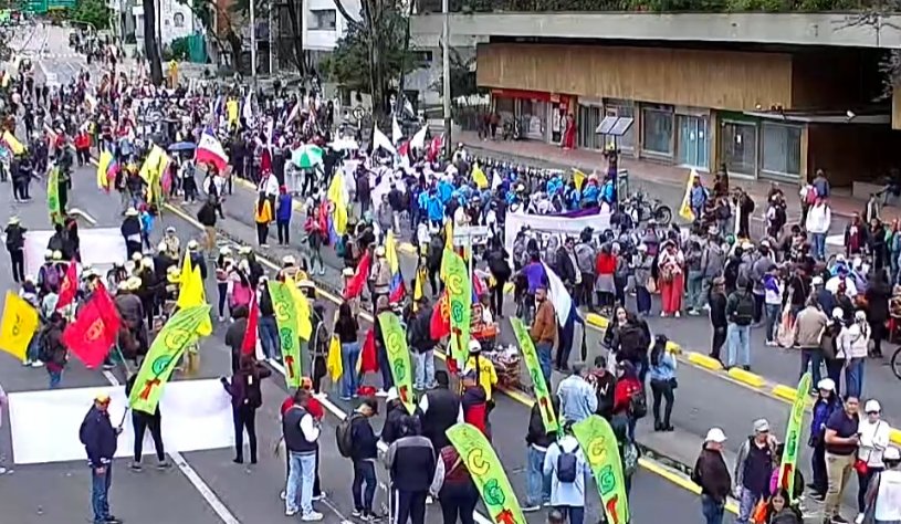 EN VIVO| Se presentan disturbios en inmediaciones de Portal Américas 1 EN VIVO| Se presentan disturbios en inmediaciones de Portal Américas Al cierre de la primera jornada de manifestaciones se registraron disturbios en sectores como Yomasa (Usme) y en las inmediaciones del Portal de las Américas. La Policía hizo presencia a través de la Unidad de Diálogo y Mantenimiento del Orden (Undmo).
