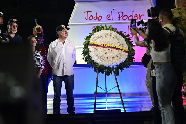 Petro advierte de huelga general indefinida si no se aprueban reformas En su discurso, el presidente Gustavo Petro les pidió a sus simpatizantes que lo apoyen en las calles en caso de que no se aprueben sus reformas.