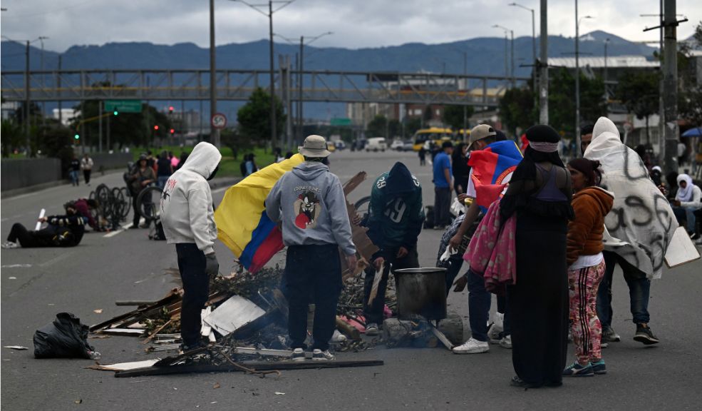 En Bogotá los que más marcharon fueron los pasajeros de TransMilenio: 1,8 millones de usuarios afectados El alcalde de Bogotá, Carlos Fernando Galán, entregó un balance de la jornada de protestas y bloqueos que se registraron en varios sectores de la capital, que afectó el desplazamiento de miles de usuarios de transporte público. Mañana se esperan nuevas movilizaciones.
