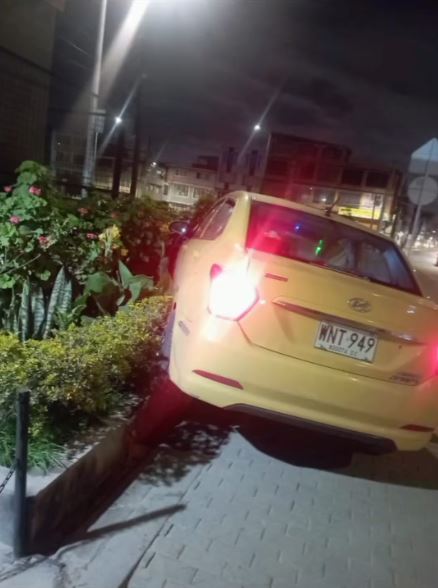 Pasajero acabó con la vida de un taxista en Bosa 3 Pasajero acabó con la vida de un taxista en Bosa Durante la madrugada de este viernes 2 de mayo se presentó un nuevo caso de homicidio en las calles de la capital, el hecho ocurrió en la localidad de Bosa cuando un taxista recogió a un hombre y momentos después de abordar el vehículo, este delincuente lo asesinó.