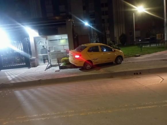 Pasajero acabó con la vida de un taxista en Bosa 2 Pasajero acabó con la vida de un taxista en Bosa Durante la madrugada de este viernes 2 de mayo se presentó un nuevo caso de homicidio en las calles de la capital, el hecho ocurrió en la localidad de Bosa cuando un taxista recogió a un hombre y momentos después de abordar el vehículo, este delincuente lo asesinó.