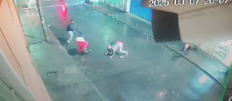 Piden justicia por padre e hijo heridos a bala durante hurto en Ciudad Bolívar 1 Piden justicia por padre e hijo heridos a bala durante hurto en Ciudad Bolívar Dos hombres fueron heridos cuando intentaban detener a unos delincuente. El caso al parecer lo van a archivar.