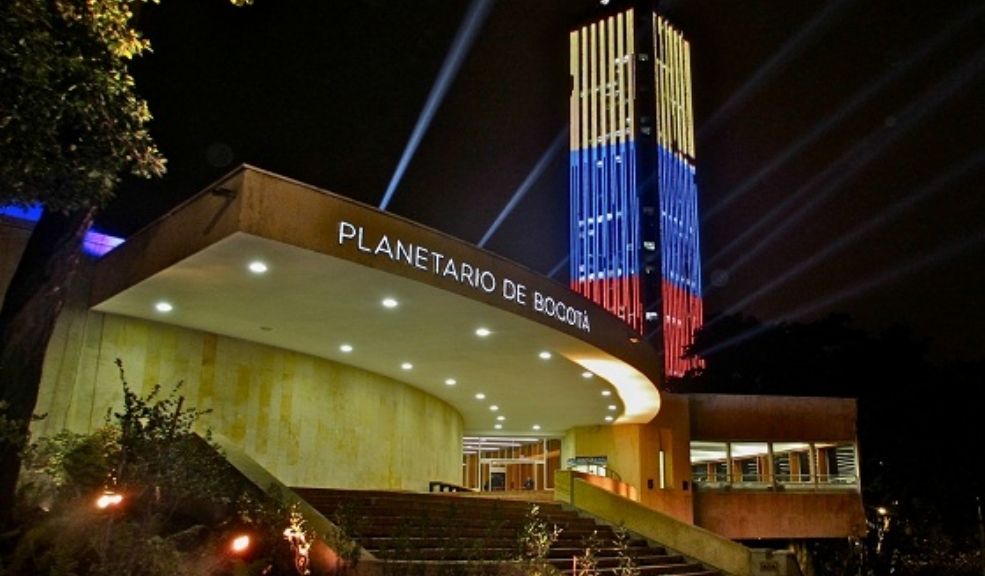 Planetario de Bogotá: cine, música y shows láser para toda la familia Durante el mes de mayo de 2025, el Planetario de Bogotá ofrece una programación especial de cine y espectáculos láser, pensada para todos los públicos. Este icónico escenario capitalino se consolida como un espacio donde la ciencia, el arte y el entretenimiento se encuentran para brindar experiencias únicas bajo el domo.