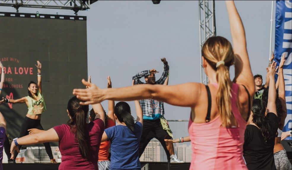 Prepárese para una tarde llena de ritmo con la Zumbatón gratuita en Portal 80 1 zumbatón