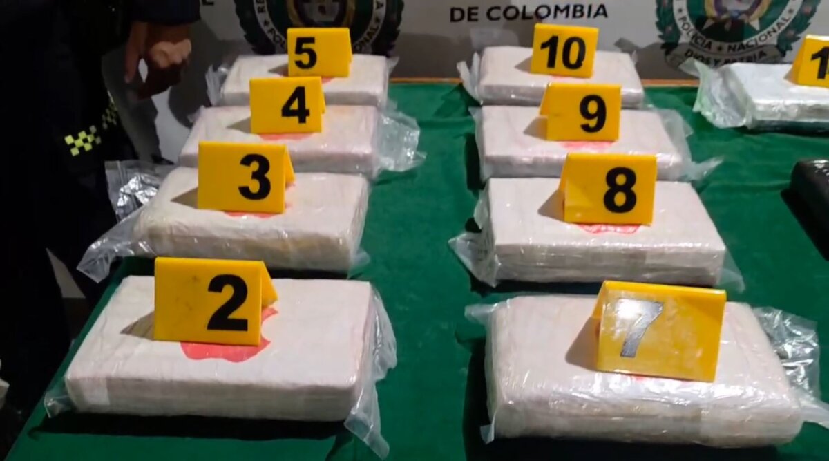 Querían sacar 28 kilos de cocaína desde el aeropuerto El Dorado 2 Querían sacar 28 kilos de cocaína desde el aeropuerto El Dorado Al revisar cuidadosamente el equipaje sospechoso, los uniformados encontraron 24 paquetes rectangulares, al realizar la prueba se comprobó que era cocaína pura.