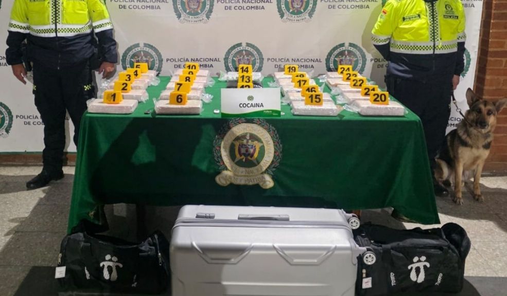 Querían sacar 28 kilos de cocaína desde el aeropuerto El Dorado 8 Querían sacar 28 kilos de cocaína desde el aeropuerto El Dorado Al revisar cuidadosamente el equipaje sospechoso, los uniformados encontraron 24 paquetes rectangulares, al realizar la prueba se comprobó que era cocaína pura.