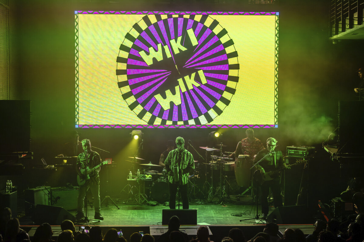 Los Amigos Invisibles quieren poner a bailar con 'Wiki Wiki', su nueva canción: hablamos con ellos La banda venezolana, con más de 30 años de trayectoria, lanzó una canción con la que busca poner a bailar a sus fans. Hablamos con su vocalista, Julio Briceño, y con Mari, una de las artistas invitadas a participar en la grabación del tema.