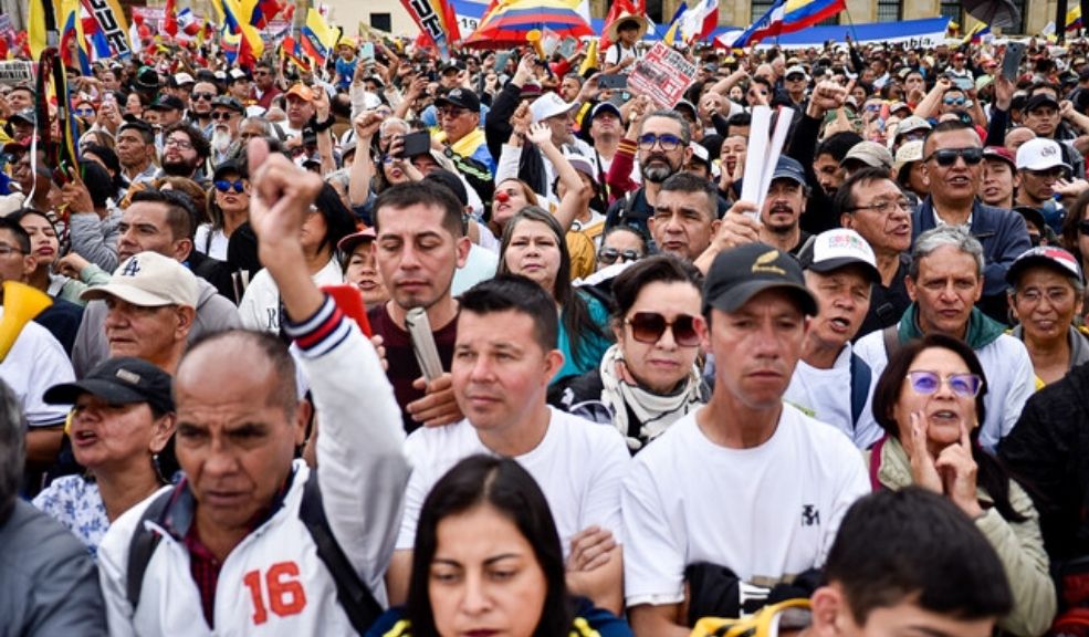 Reportan cierres por manifestaciones en la Avenida la Esperanza 6 Reportan cierres por manifestaciones en la Avenida la Esperanza El grupo de personas comenzó a movilizarse desde la Avenida la Esperanza con Carrera 60, sentido Oriente-Occidente.