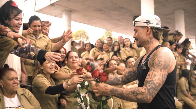 Reykon visitó a las internas del Buen Pastor para celebrar el Día de las Madres Las internas, visiblemente conmovidas, recibieron flores, cantaron, bailaron y hasta se tomaron fotos con Reykon.